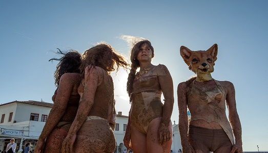 Un Titano si innamorò dell’arte contemporanea. La terza edizione della Biennale di Mykonos rilegge la mitologia e la modernità