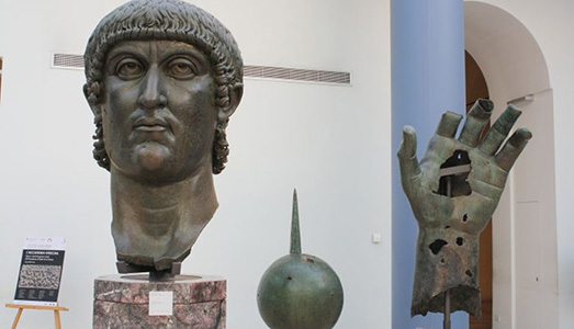 Il dito di Costantino al Louvre