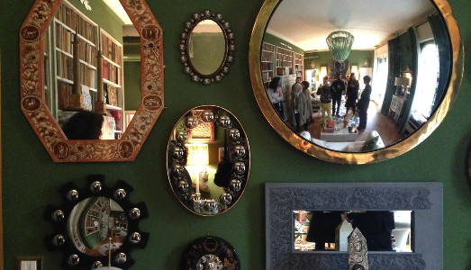 Milano is burning/7. Un’illusione a casa Fornasetti, a forma di specchio, ma è pittura. Ecco il nuovo intervento site specific di Stefania Fersini