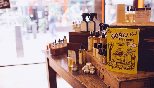 Che odore ha un Monet? Alla GAM di Torino l’arte incontra il profumo. le fragranze dei Gorilla Perfume di Lush accompagnano i capolavori di Monet in un percorso multisensoriale Che odore ha un Monet? Alla GAM di Torino l’arte incontra il profumo. le fragranze dei Gorilla Perfume di Lush accompagnano i capolavori di Monet in un percorso multisensoriale