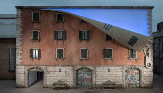 “IQOS World revealed” di Alex Chinneck “IQOS World revealed” di Alex Chinneck