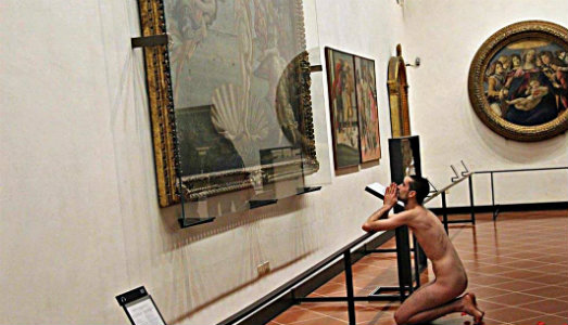 450 euro per cinque minuti di popolarità: l’uomo nella fontana di Trevi era l’artista Adrian Pino Olivera. Nudo come al solito