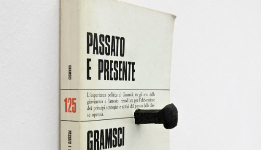Ricordare Gramsci, con Elisabetta Benassi. Così l’Istituto Treccani apre le porte all’arte contemporanea