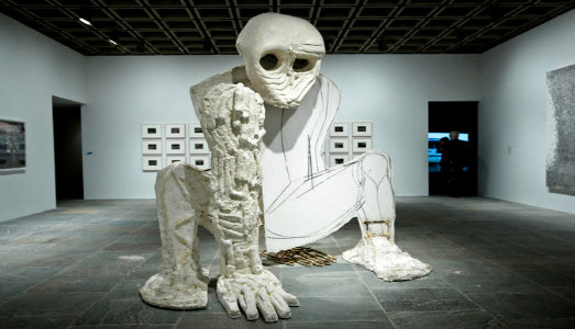 L’arte non salverà il mondo. Brad Pitt forse sì. Vestendo i panni, veri, di uno scultore. Ma con l’aiuto di Thomas Houseago