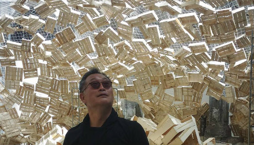 La cascata che bagna Napoli. Presentata l’installazione di Tadashi Kawamata per “Made In Cloister” |  |