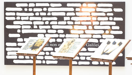 Il pittore che scrive con le immagini. L’universo poetico di Emilio Isgrò alla Tornabuoni Art di Parigi