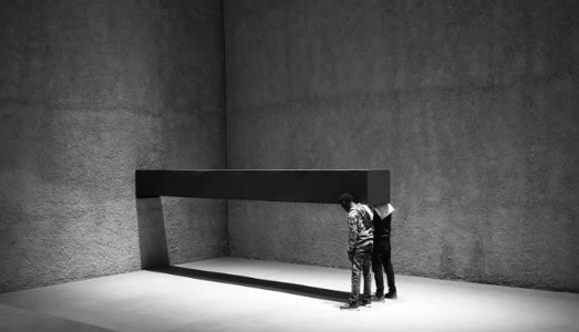 Il nostro mondo, unito dai nomi del conflitto siriano. La performance di Santiago Sierra in diretta al PAC di Milano, per gli ultimi giorni dell’antologica