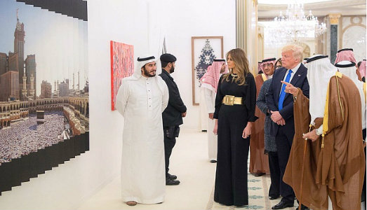 Donald d’Arabia. In viaggio per affari, il Presidente visita anche una mostra d’arte contemporanea saudita