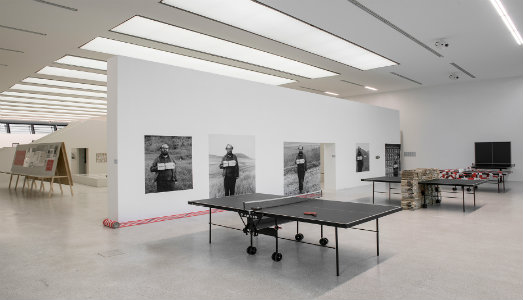 Quando c’era il muro. Al Museion di Bolzano, tornano gli Incontri di Storie. Questa volta con Alice Micolino e a margine della mostra di Július Koller