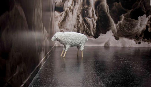 Due uomini e una pecora