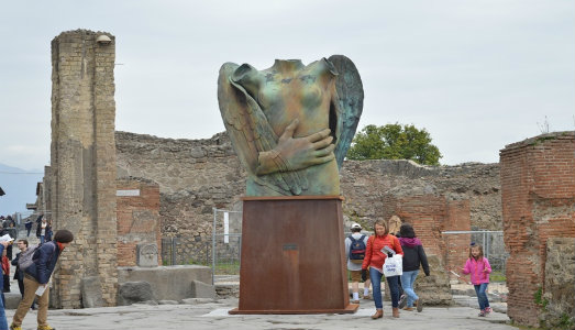 Una nuova opera di Igor Mitoraj sarà allestita negli scavi di Pompei. Non ne bastavano trenta?
