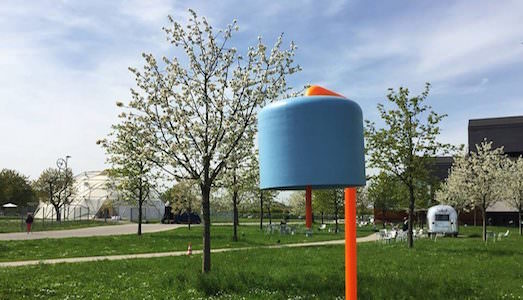 Ventiquattro opere per collegare due città al confine tra Svizzera e Germania. Ecco il nuovo progetto dello scultore tedesco Tobias Rehberger, già un “must” per i giorni di Art Basel