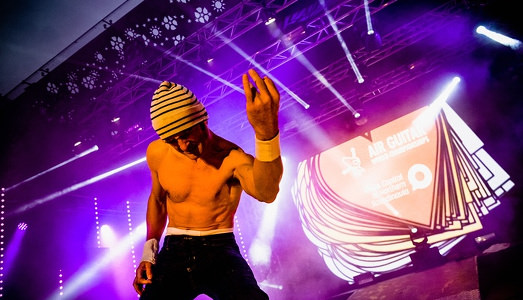 Come spacca la chitarra invisibile! Come spacca la chitarra invisibile!