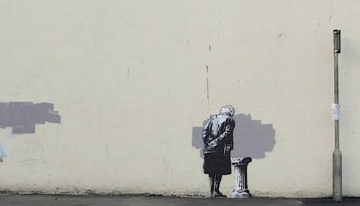 “Art Buff” di Banksy torna a Folkstone. L’opera era stata rimossa per essere venduta, ma una lunga battaglia legale la restituisce alla comunità “Art Buff” di Banksy torna a Folkstone. L’opera era stata rimossa per essere venduta, ma una lunga battaglia legale la restituisce alla comunità
