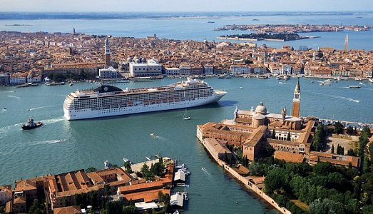 La Biennale che affonda La Biennale che affonda