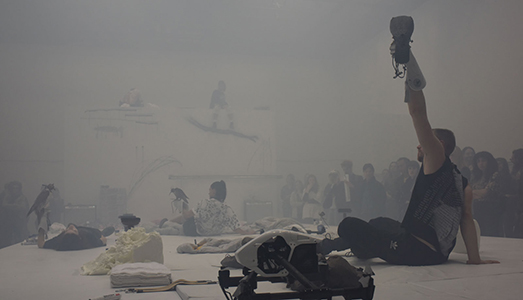 Una biennale in meno