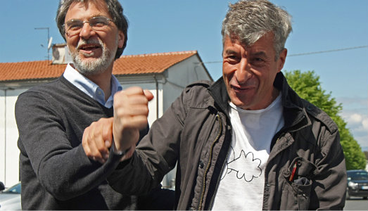 All’Accademia di Carrara, tutti in piedi, entra in aula il professor Maurizio Cattelan