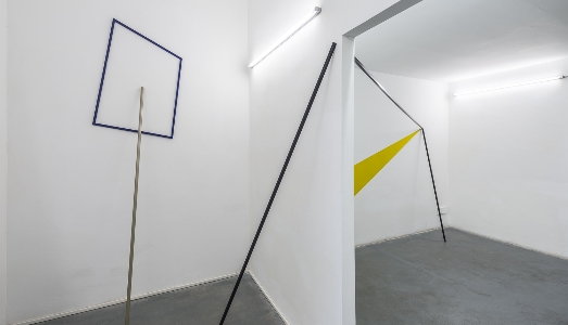 I limiti dello spazio e come forzarli. L’installazione di Delphine Valli da AlbumArte I limiti dello spazio e come forzarli. L’installazione di Delphine Valli da AlbumArte