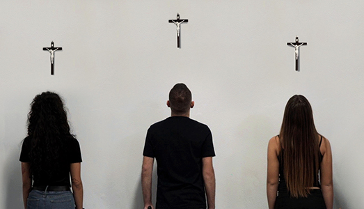 Tutti crocifissi insieme appassionatamente