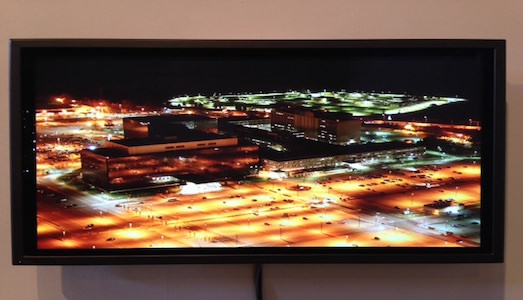 New York/in città. Arte e politica? Ve la serve “Seven” a The Boiler, Brooklyn. E a fare da vedetta c’è la testa di Edward Snowden