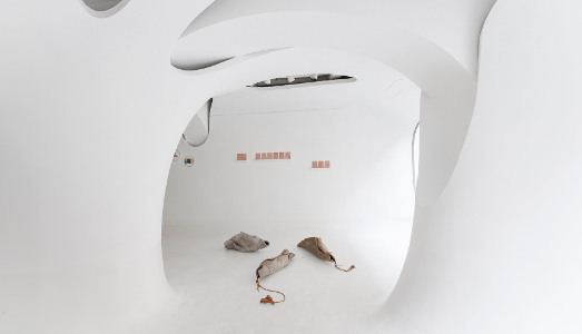 Fino al 13.V.2015 | Displacements. The Trouble With Being Human These Days | Ex Elettrofonica, Roma Fino al 13.V.2015 | Displacements. The Trouble With Being Human These Days | Ex Elettrofonica, Roma