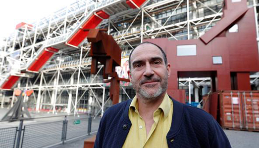L’amplesso architettonico | davanti al Pompidou |