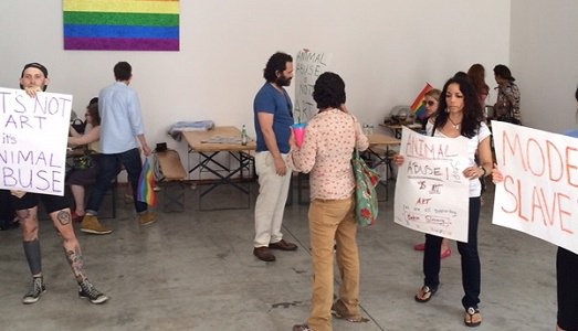 Gavin Brown maltratta gli animali? Gli attivisti arrivano in galleria, di fronte ai dodici cavalli di Kounellis