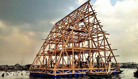 Crolla la scuola galleggiante della laguna di Makoko, in Nigeria. L’architettura effimera di Kunlé Adeyemi, Leone d’Argento alla Biennale, non regge a un temporale