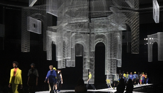 L’installazione di Edoardo Tresoldi alla Milan Fashion Week