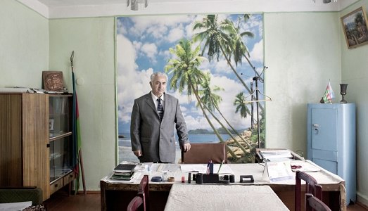 Una famiglia globale. Ecco tema e artisti della quinta edizione della Biennale parigina della fotografia “Photoquai”