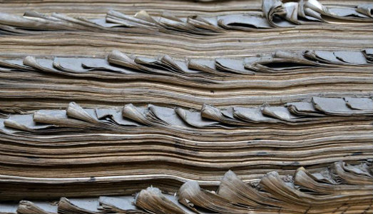 Nutrirsi di oscurità. Roberto Paci Dalò esplora l’Archivio Storico del Banco Di Napoli