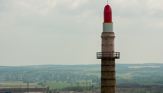Il rossetto di Pascale Marthine Tayou, l’ultima vittima. I combattenti ribelli ucraini di Donetsk fanno saltare l’opera d’arte
