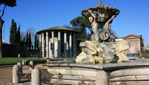Vandali nella città eterna. Olio per motori nella fontana dei Tritoni, a Roma
