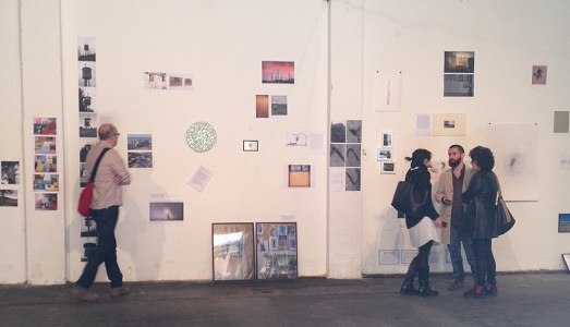 Fuori Miart/Un muro nomade, per raccontare delle divisioni. È “The Wall (archives)”, da Assab One |