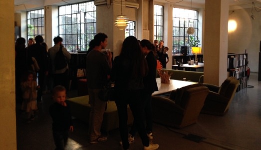 Fuori Miart/Un ritratto unico per un’unica sera. Sebastiano Mauri da h+, con la sua live installation “You are me”