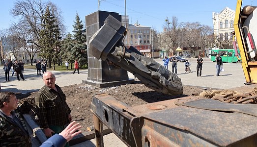 Ucraina iconoclasta con il passato comunista. E in piazza si distruggono i monumenti dell’epoca sovietica