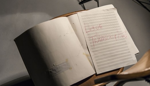 Né performer né compositore. Augustin Maurs torna negli spazi di artQ13 a  Roma con un reading musicale. Ai limiti della composizione