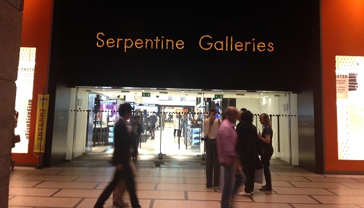 Milano Design Week/Serpentine Gallery aka La Rinascente. Video e wallpaper d’artista in vetrina, tra spettatori un po’ sbadati