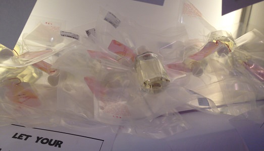 Milano Design Week/Essenza di “È senza”. Traslochi Emotivi alle prese con un progetto invisibile, e molto profumato