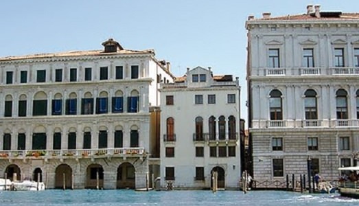 La PalazzinaG più chic di Venezia. Da Vascellari a Fabio Mauri passando per dj-set, ecco il “contro biennale” dell’hotel di Philippe Starck