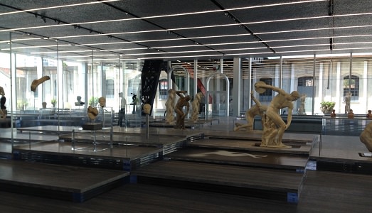 Non chiamatelo “dono”. Ecco la nuova vita di Fondazione Prada a Milano, che riparte con un campus spettacolare e “politico”