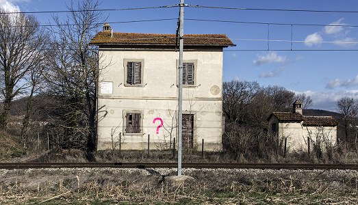 Farsi domande. A Città di Castello fioriscono punti interrogativi in veste di street art. Un omaggio misterioso alla curiosità del grande Burri?
