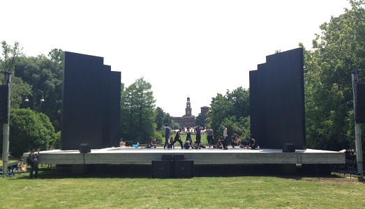 Milano. Tra proteste quasi silenziose e ufficialità, al Parco Sempione ritorna il Teatro Continuo di Alberto Burri