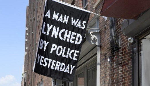 Una bandiera nera per l’America. Dread Scott, a New York, dopo ottant’anni rispolvera un simbolo che recita “A man was lynched by police yesterday”