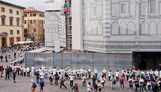 Storia di un mecenatismo “globale”. Il Battistero di Firenze viene “abbracciato” da 15mila persone, e raccoglie 200mila euro