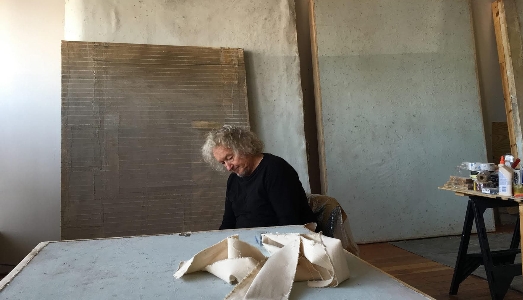 Addio a Lawrence Carroll, maestro sensibile della pittura contemporanea