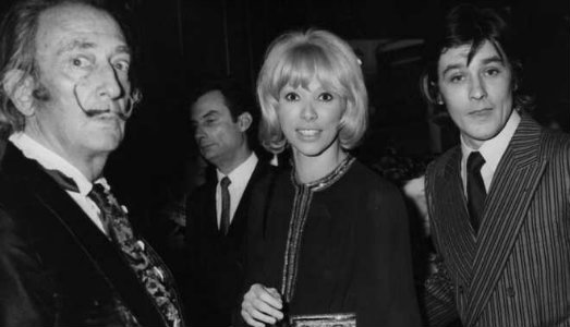 Addio a Mireille Darc, icona degli anni Settanta e compagna storica di Alain Delon