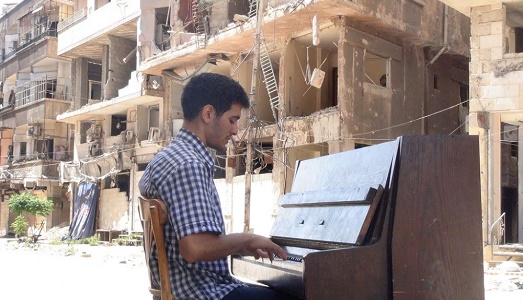La leggenda del pianista del campo profughi, che vuole cambiare il mondo con le note. Arriva in Italia il giovane Aeham Ahmad La leggenda del pianista del campo profughi, che vuole cambiare il mondo con le note. Arriva in Italia il giovane Aeham Ahmad