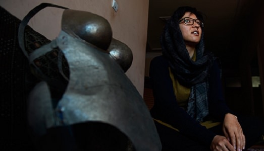 “Performare” in pubblico sulla condizione femminile a Kabul, ed essere quasi lapidate. Ecco la storia di Kubra Khademi