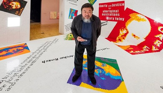 Julian Assange e altri due milioni di copie di attivisti: la mostra australiana Warhol/Ai Weiwei si svela, più colossale e politica che mai